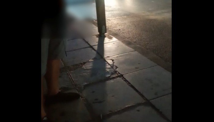 Σοκ στο Ηράκλειο: Άνδρας αυνανίζεται σε στάση λεωφορείου – Δείτε το βίντεο