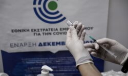 Διαφωνεί ο Πανελλήνιος Ιατρικός Σύλλογος με τον εμβολιασμό έναντι της covid-19 από τα φαρμακεία