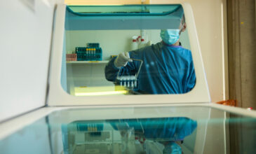 Αποκάλυψη από WSJ: Ερευνητές είχαν συμπτώματα κορονοϊού μήνες πριν ξεσπάσει η επιδημία