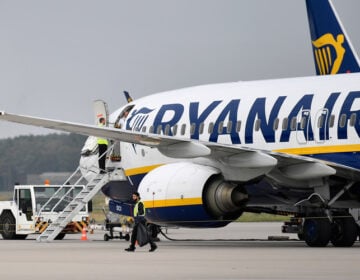 H Ryanair κλείνει τη βάση της στην Αθήνα για τη χειμερινή σεζόν – Τι απαντά το υπουργείο Τουρισμού