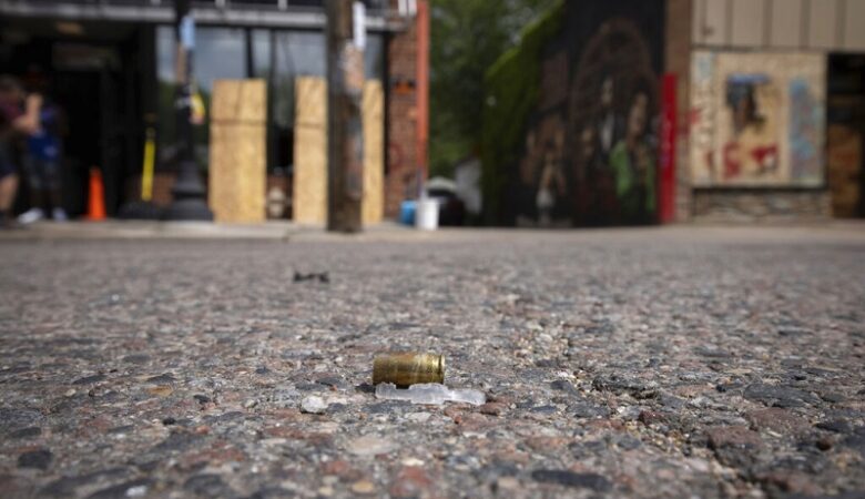 Πανικός από πυροβολισμούς κοντά στο σημείο όπου σκοτώθηκε ο Τζορτζ Φλόιντ