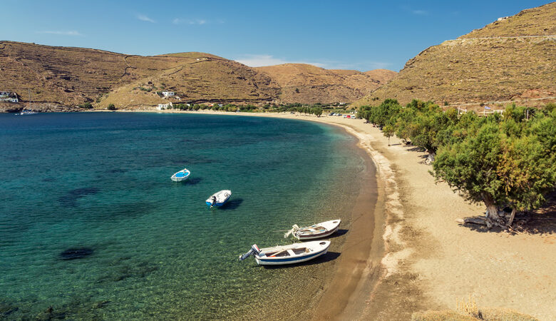 Το νησί δίπλα στην Αθήνα που έχει μία παραλία για καθεμία μέρα του καλοκαιριού