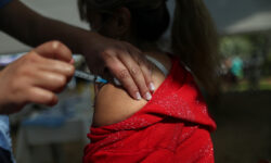 Κορονοϊός: Από το φθινόπωρο επανέρχεται ο καθολικός εμβολιασμός – Τι ισχύει για τους άνω των 80 ετών