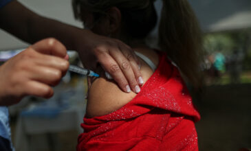 Γώγος: «Καμπανάκι» για τους εμβολιασμούς – «Είμαστε αρκετά μακριά από την ανοσία»
