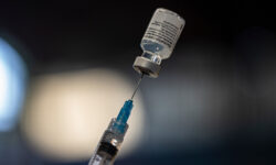 Κορονοϊός: Ανοίγει την Πέμπτη η πλατφόρμα για την 4η δόση εμβολιασμού – Ποιους αφορά