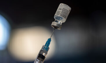 Pfizer – Moderna: Σε πόσους μήνες εξασθενεί η προστασία των εμβολίων