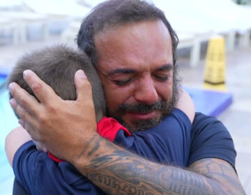 Survivor: Ο Τριαντάφυλλος χαρίζει την μπαντάνα του σε Ελληνόπουλο στο Μαϊάμι και ξεσπά σε κλάματα
