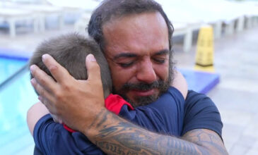 Survivor: Ο Τριαντάφυλλος χαρίζει την μπαντάνα του σε Ελληνόπουλο στο Μαϊάμι και ξεσπά σε κλάματα