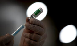 Κορονοϊός – Μόσιαλος: Χρειαζόμαστε πλέον καλύτερα εμβόλια