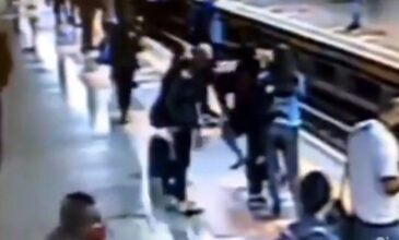 Σοκαριστικό βίντεο: Την άρπαξε και προσπάθησε να τη ρίξει στις ράγες όταν έφτανε το Μετρό
