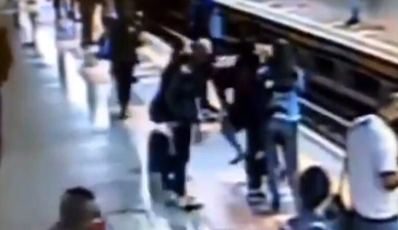 Σοκαριστικό βίντεο: Την άρπαξε και προσπάθησε να τη ρίξει στις ράγες όταν έφτανε το Μετρό