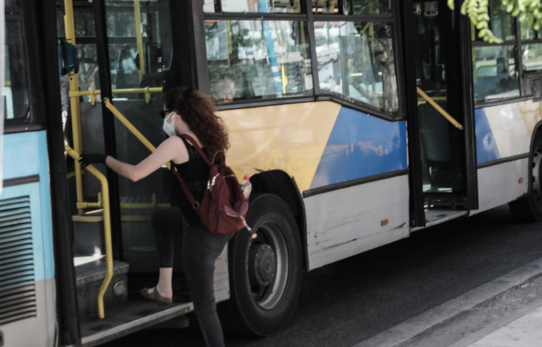 Συνελήφθη 55χρονος που έκανε άσεμνες προτάσεις σε 15χρονη μέσα σε λεωφορείο στην Παιανία