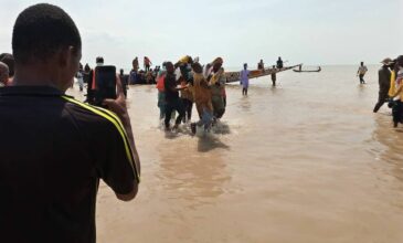 Περισσότερα από 70 πτώματα έχουν ανασυρθεί μετά τη βύθιση σκάφους στο Νίγηρα