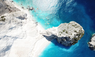 Μυζήθρες: Η ελληνική παραλία με το παράξενο όνομα και γιατί τη λένε έτσι