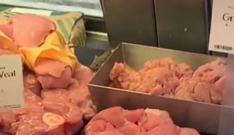 Ποντίκι «έκοβε» βόλτες μέσα στα… κρέατα σε κατάστημα τροφίμων