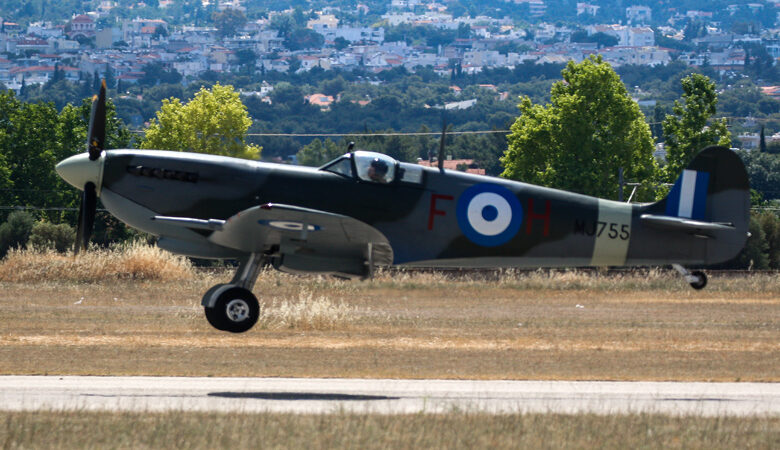 Spitfire: Το εμβληματικό μαχητικό αεροσκάφος ξανά στους ελληνικούς αιθέρες – Εντυπωσιακές εικόνες