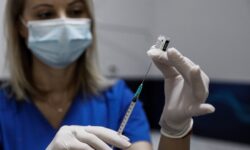 Κορονοϊός: Ξεκινούν σήμερα οι εμβολιασμοί με τα επικαιροποιημένα εμβόλια