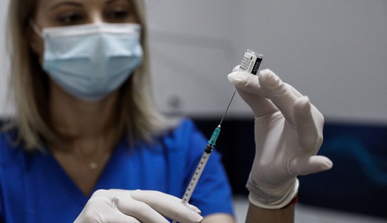Kορoνοϊός: Πάνω από 900.000 πολίτες έχουν ήδη εμβολιαστεί με την τρίτη δόση