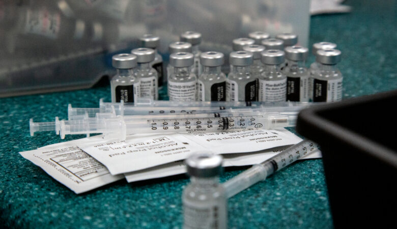 Pfizer: Η αποτελεσματικότητα του εμβολίου μειώνεται με την πάροδο του χρόνου – «Μονόδρομος» η τρίτη δόση