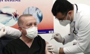 Σάλος στην Τουρκία με την δήλωση Ερντογάν ότι έκανε τρεις δόσεις του εμβολίου κατά του κορονοϊού