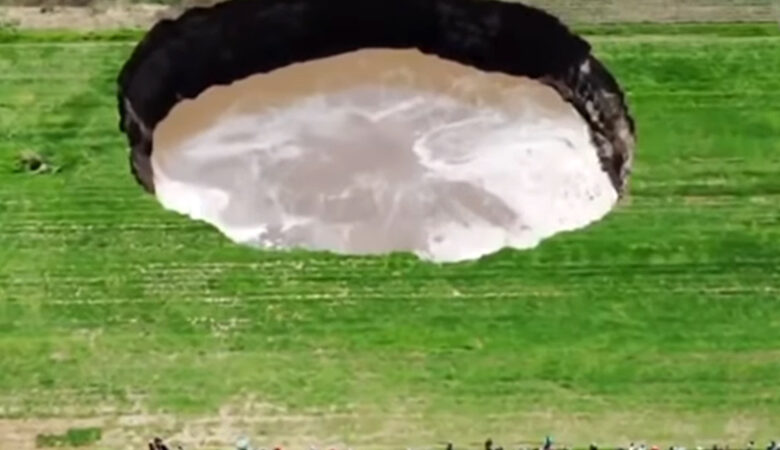 Άνοιξε γιγαντιαία τρύπα σε χωράφι και απειλεί να «καταβροχθίσει» σπίτια – Δείτε το βίντεο