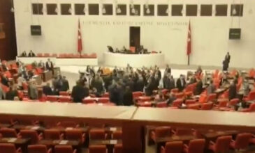 Τουρκία: Πιάστηκαν στα χέρια στη Βουλή – Ποια δήλωση έβαλε «φωτιά» στη συνεδρίαση