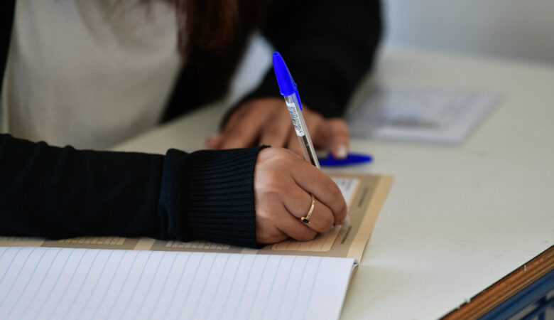 Λάρνακα: Την «τσάκωσαν» στις εξετάσεις να γράφει στη θέση της… κόρης της