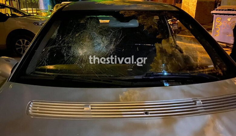 Θεσσαλονίκη: Οπαδοί με πυρσούς και ξύλα έσπασαν αυτοκίνητο – «Πάμε να τους κάψουμε»