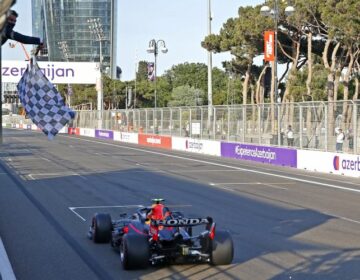 F1: Μεγάλη νίκη ο Πέρεζ σε έναν ανατρεπτικό αγώνα στο Μπακού
