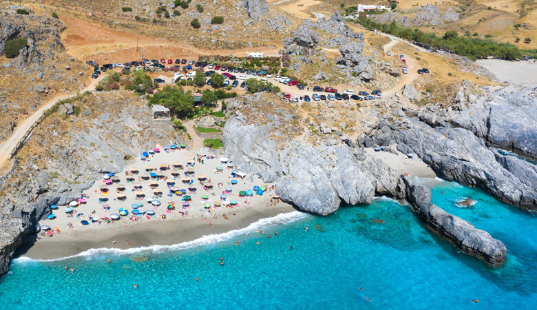 Ελληνικές παραλίες: Η παράξενη αιτία για το… βάφτισμα της «Σπηλιάς του Δράκου»
