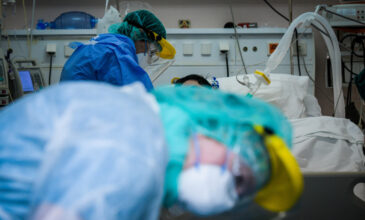 Κορονοϊός: «Βλέπουμε και νέους ανθρώπους στα νοσοκομεία» – Τι θα γίνει με την τρίτη δόση του εμβολίου