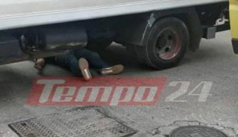 Τροχαίο στην Πάτρα: Οδηγός μηχανής σφήνωσε κάτω από φορτηγό