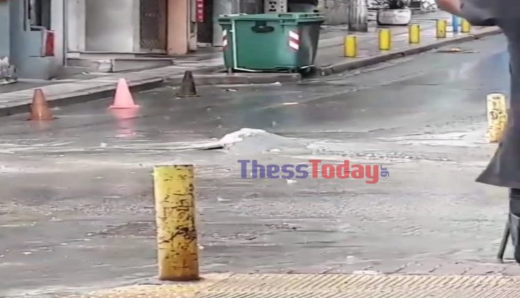 Άνοιξε δρόμος λόγω της ισχυρής καταιγίδας στο κέντρο της Θεσσαλονίκης