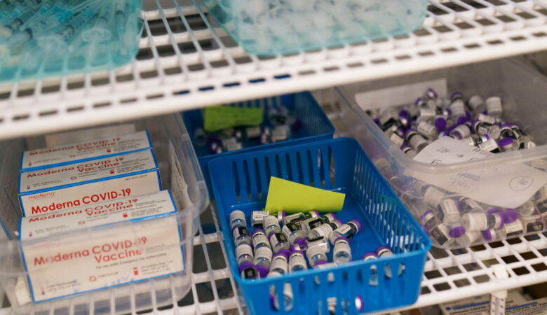 Εμβόλια Pfizer και Moderna: Ποιες παρενέργειες έχουν αναφερθεί έως σήμερα