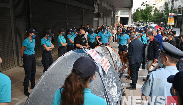 Απεργία πείνας έξω από το υπουργείο Εργασίας – Δείτε εικόνες του News από τα αντίσκηνα των απολυμένων