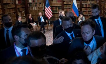 Σκηνές χάους με σπρωξιές, βρισιές και οχλαγωγία στη συνάντηση Μπάιντεν-Πούτιν