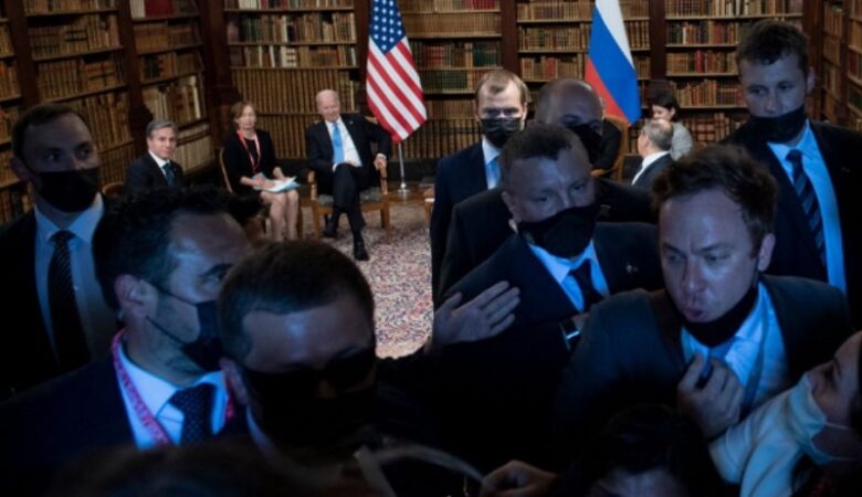 Σκηνές χάους με σπρωξιές, βρισιές και οχλαγωγία στη συνάντηση Μπάιντεν-Πούτιν