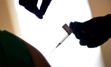 Βατόπουλος: Το εμβόλιο δεν προφυλάσσει από τη μόλυνση, αλλά από τη βαριά νόσο και τη νοσηλεία