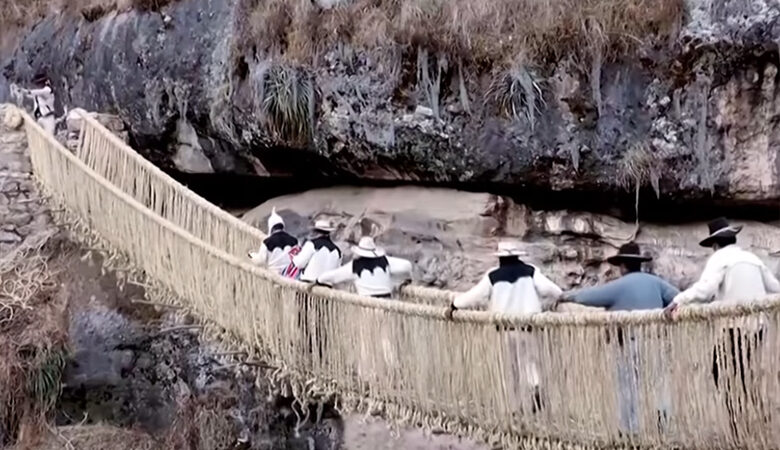 Εθελοντές υφαίνουν κρεμαστή γέφυρα 5 αιώνων των Ίνκας – Δείτε το βίντεο