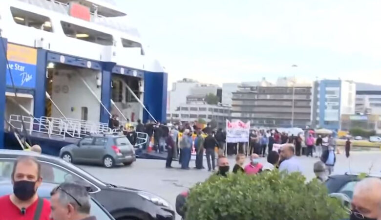 Απεργία: Ένταση στο λιμάνι του Πειραιά – Διαμαρτυρίες από επιβάτες