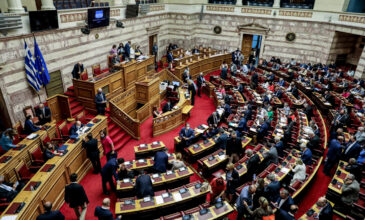 Ψηφίστηκε ο νέος εργασιακός νόμος στη Βουλή με 158 υπέρ