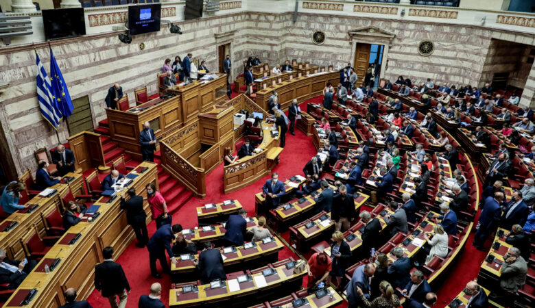 Σε επίπεδο αρχηγών η ελληνογαλλική συμφωνία – Δείτε live την διαμάχη στη Βουλή