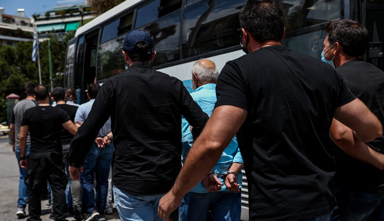 Ζάκυνθος: Τέσσερις από τους 8 συλληφθέντες προφυλακίστηκαν για τη δολοφονία της συζύγου επιχειρηματία