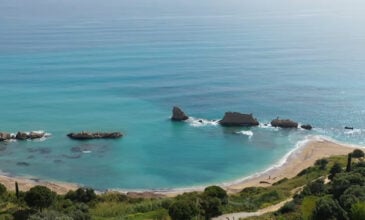 Η μαγική παραλία με τους φυσικούς κυματοθραύστες