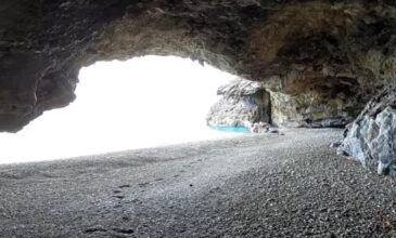 Η άγνωστη παραλία στην Εύβοια που μοιάζει με… σπηλιά 