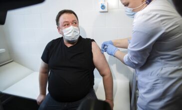 Ρωσία: Σε διαθεσιμότητα θα μπορούν να τεθούν εργαζόμενοι αρνητές του εμβολίου