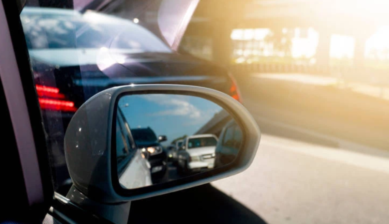 Το συνηθισμένο λάθος που κάνουν πολλοί με τον καθρέπτη του αυτοκινήτου