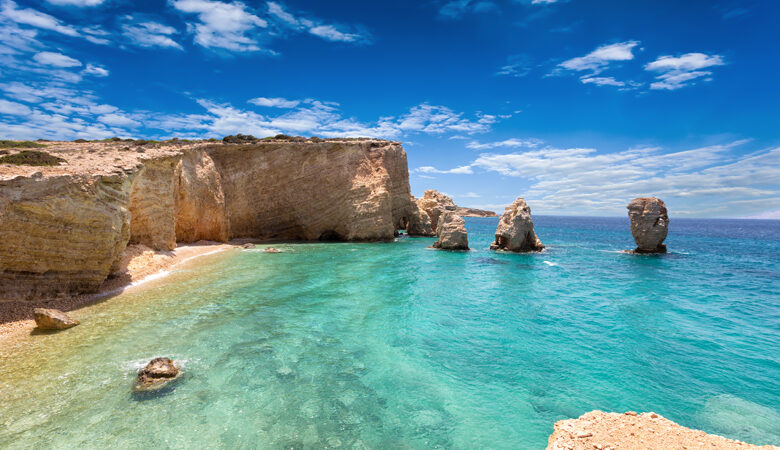 Τα «κοίλα νησιά» της Ελλάδας για τις απόλυτες διακοπές