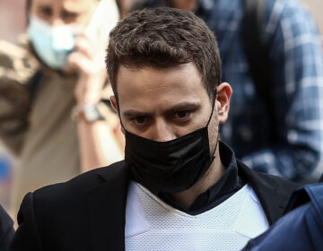 Μπάμπης Αναγνωστόπουλος: Ξεσπά ο πατέρας της Καρολάιν – «Είναι στο ίδιο επίπεδο με έναν παιδόφιλο»