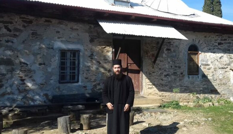 Αυτός είναι ο ιερέας που επιτέθηκε με βιτριόλι στη Μονή Πετράκη – Η δικαιολογία του 37χρονου δράστη